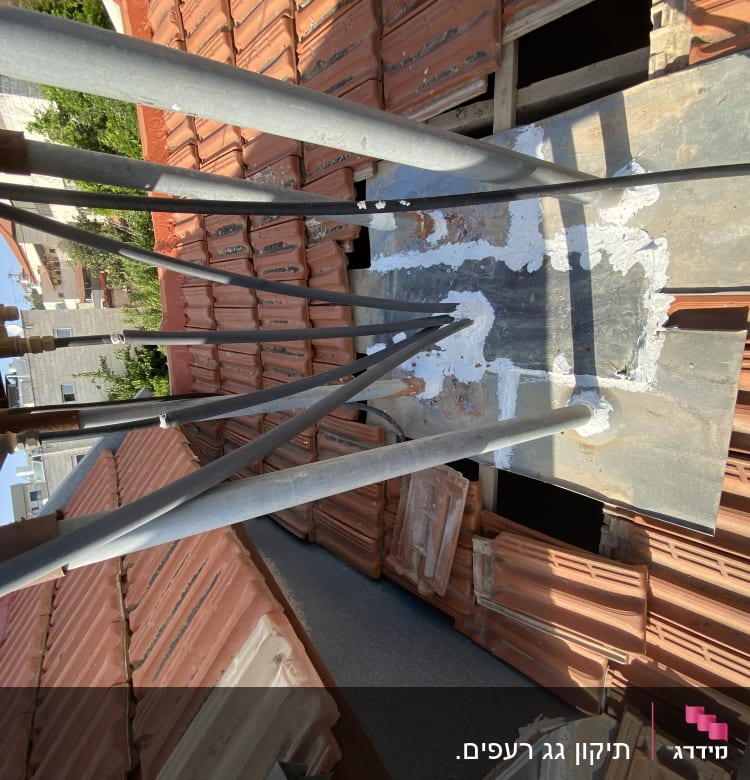 גג רעפים עם צינורות ומרזבים, תיקון עם חומר איטום